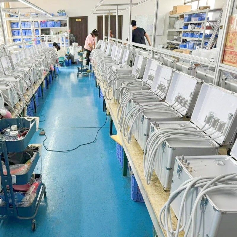 Evcil Hayvan Diş Bakımı Taşınabilir Tedavi Kutusu Diş Kliniği Türbin Ünitesi Hava Kompresörü Emiş Sistemi ile Veteriner Taşınabilir Diş Ünitesi